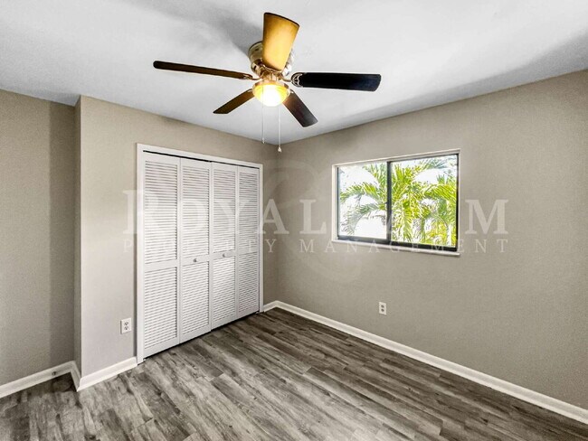 Building Photo - 4530 SW 10th Ave