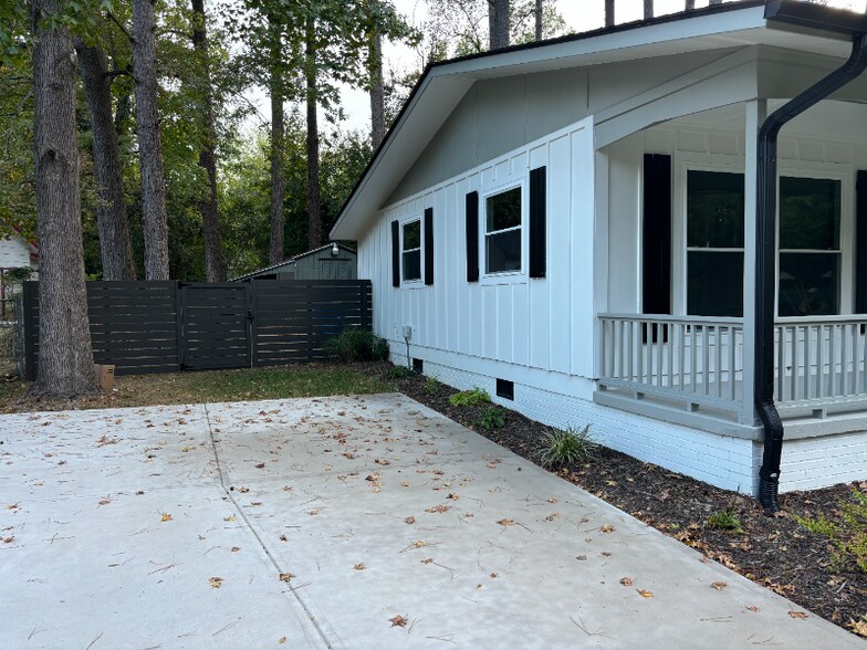 Building Photo - 1205 Crabtree Blvd