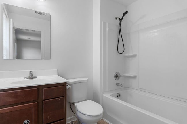 Building Photo - Spacious 4-Bedroom Home for Rent in Prime ...