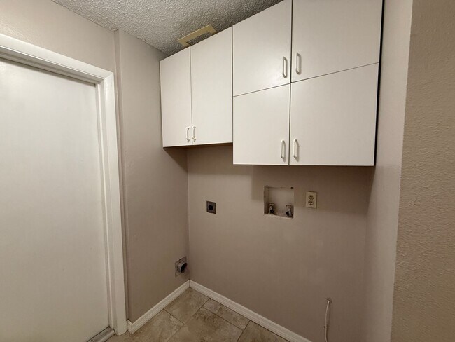 Building Photo - Spacious 2 Bedroom, 2 Bath, 2 car garage Home For Rent in New Port Richey!