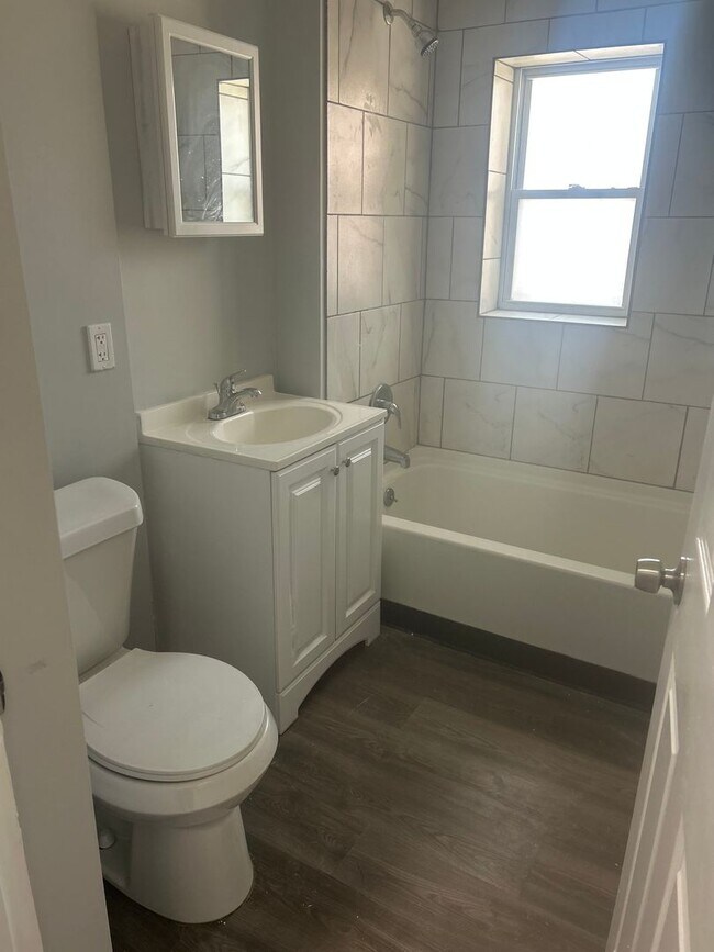 Building Photo - E. 185/Lake Shore 1 Bedroom *1/2 OFF SECURITY DEPOSIT SPECIAL*