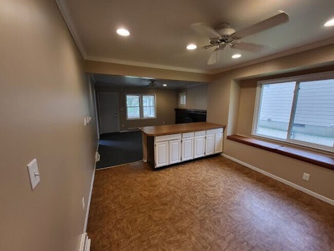 Building Photo - Beautiful home with attached garage and great yard!