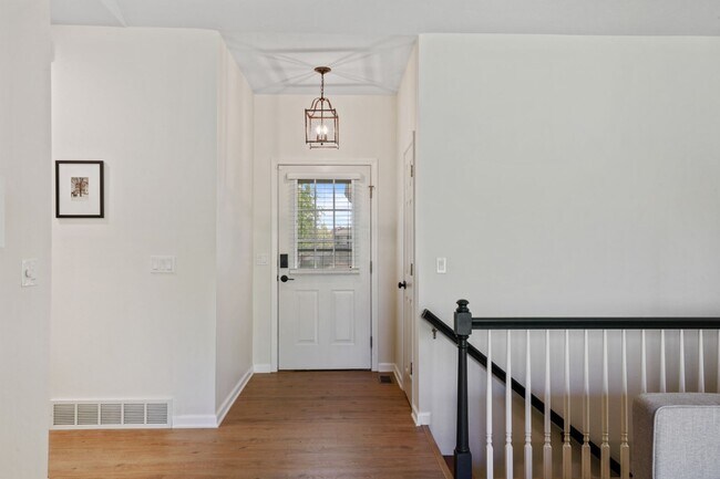 Building Photo - Stunning Raised Ranch | 4 Bedroom 3 Bathro...