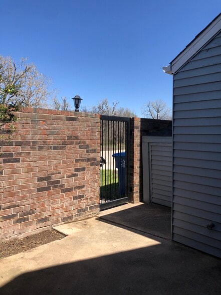 Building Photo - 9810 Walnut Ln