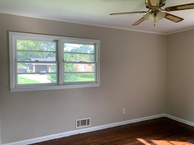 Building Photo - 3240 Commodore Dr