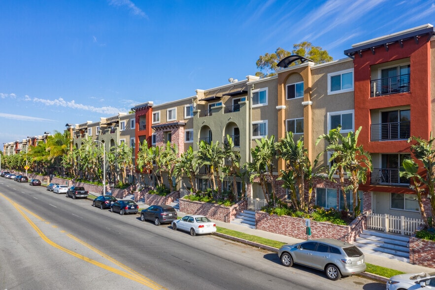 The Reserve at Warner Center 22100 Erwin St Woodland Hills CA 91367