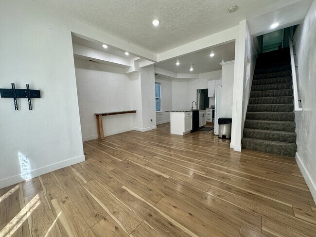 Building Photo - 568 W 300 N
