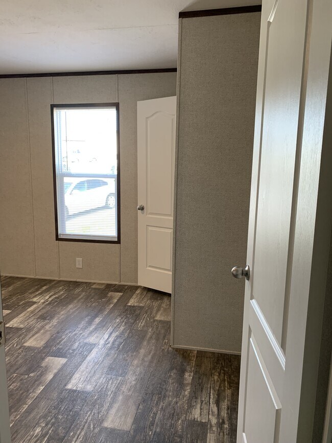 Building Photo - 325 Belew St