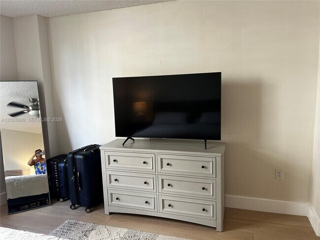 Building Photo - 520 SE 5 Ave