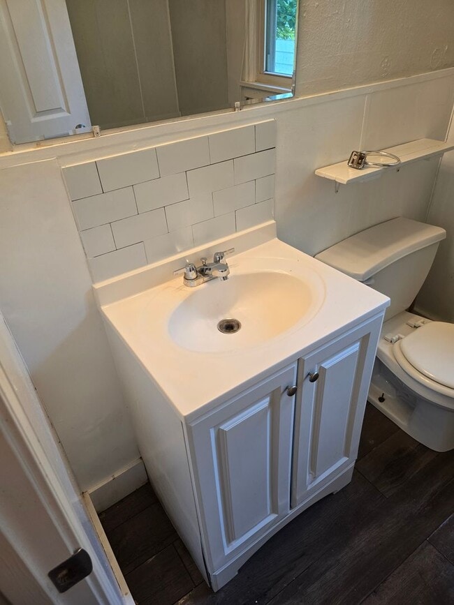 Building Photo - 3 bed/2 bath single- family home