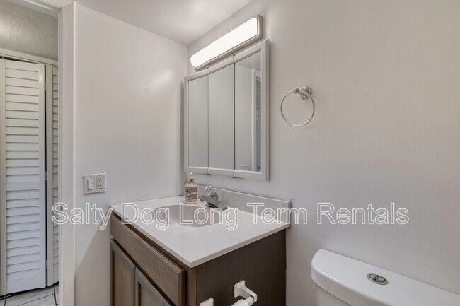 Building Photo - 400 Oakridge Blvd