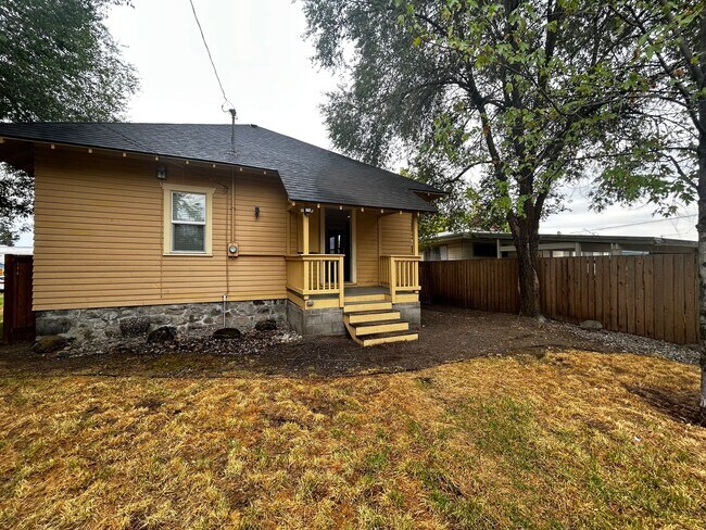 Building Photo - 1424 W Montgomery Ave