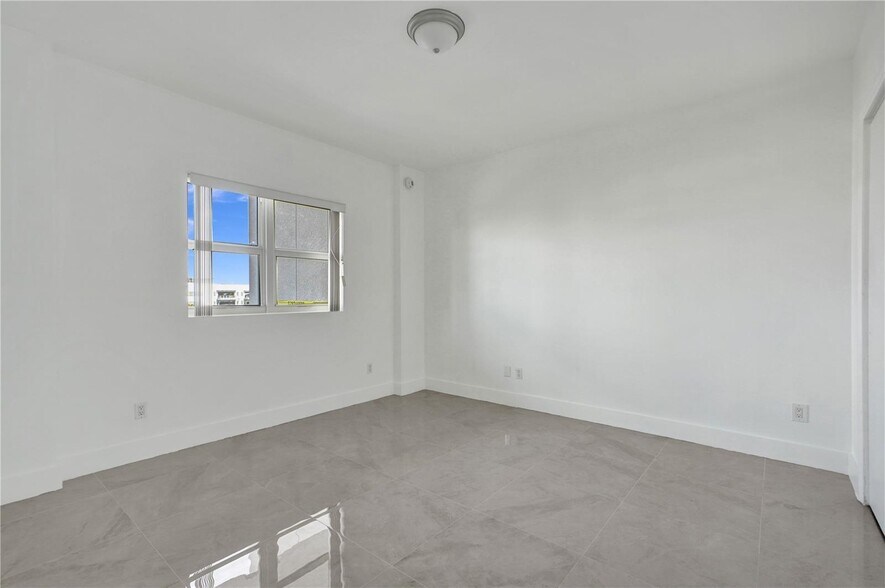 Building Photo - 14951 Royal Oaks Ln