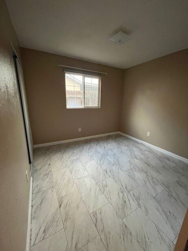 Building Photo - 5725 Sage Dr