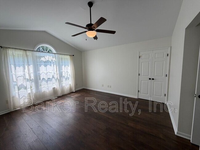 Building Photo - 704 Southampton Dr