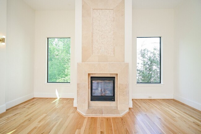 Building Photo - 1825 W 24th St