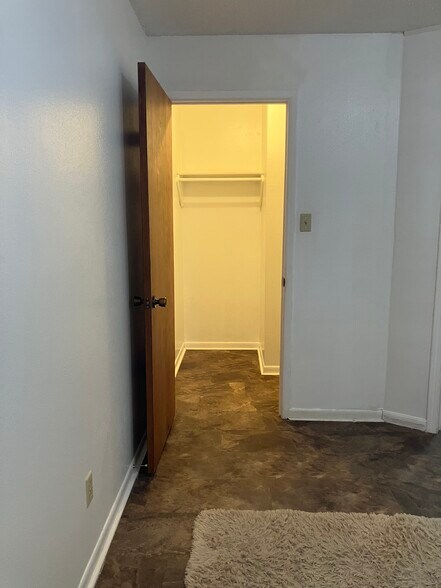 Walk in closet - 20681 FM306