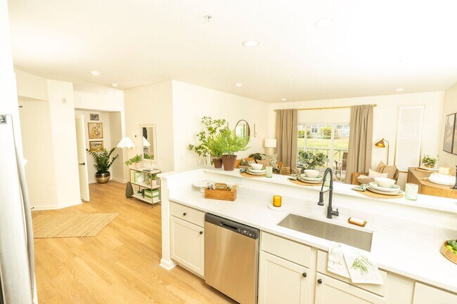 Building Photo - Beautiful 3 bed 3.5 bath Condo