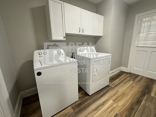 Building Photo - 1076 Carlisle Ave