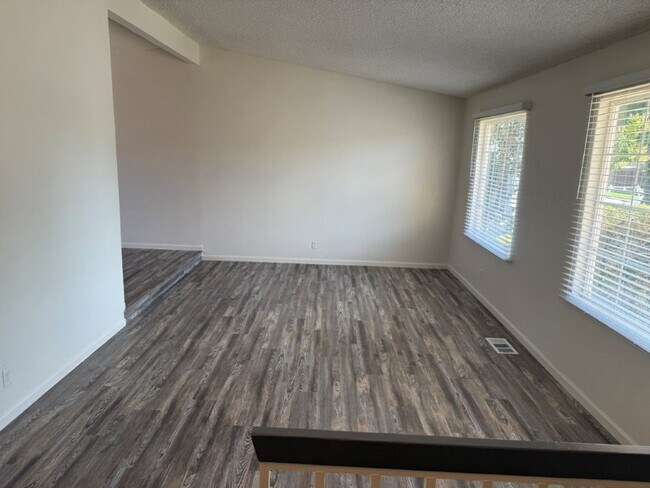 Building Photo - Rare Remodeled 5 Bedroom 2.5 Bath Tri Level in Vacaville