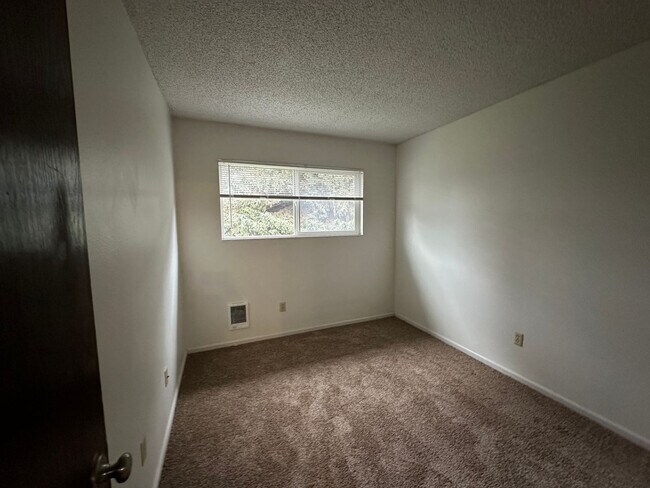 Building Photo - Application Pending - 3 Bedroom Condo for Rent - Hood River