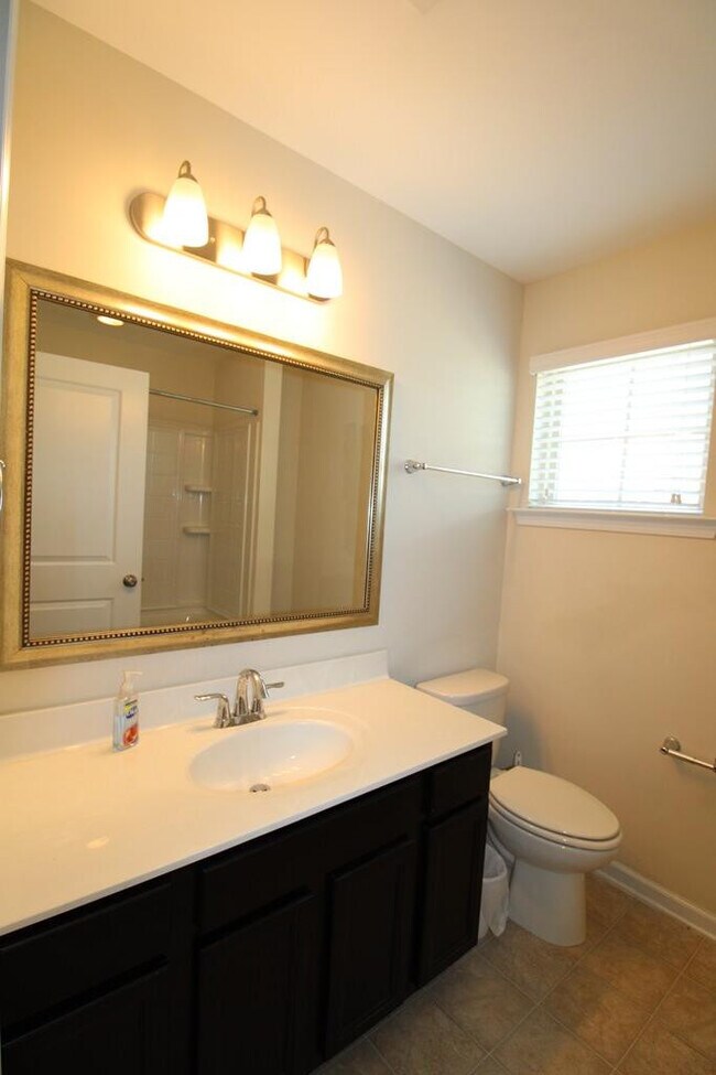 Building Photo - 870 Cormier Dr
