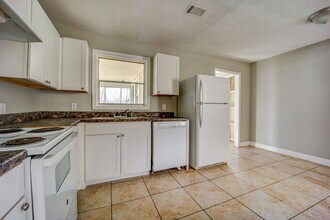 Building Photo - Freshly Updated House