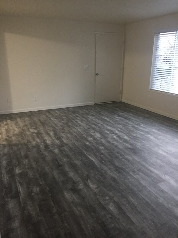 Building Photo - 620 Queen Ave SE