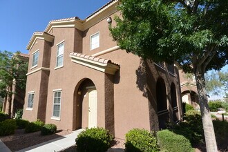 Building Photo - 1st Flr Condo 2 Bed W/Den - Gated Communit...