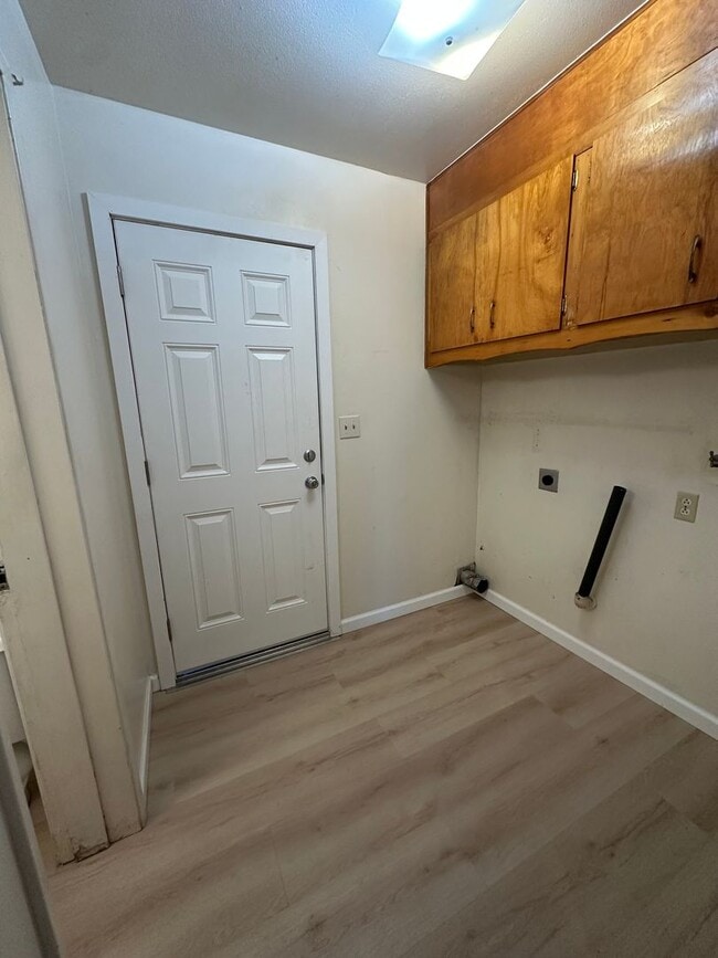 Building Photo - SPACIOUS MULTI-STORY 4 BEDROOM 2.5 BATHROOM HOME IN ANDERSON