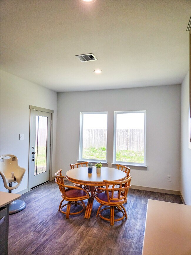 Building Photo - 7219 Sunbreeze Ln