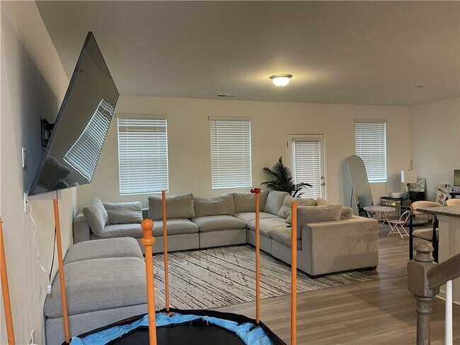 Building Photo - 5765 Thornton Dr