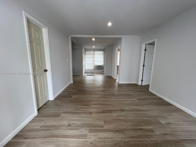 Building Photo - 811 NW 21st Ct