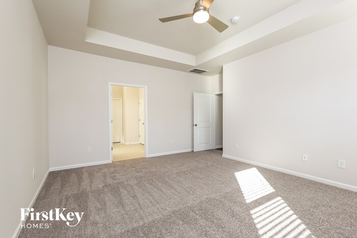 Building Photo - 562 Hillpark Ln