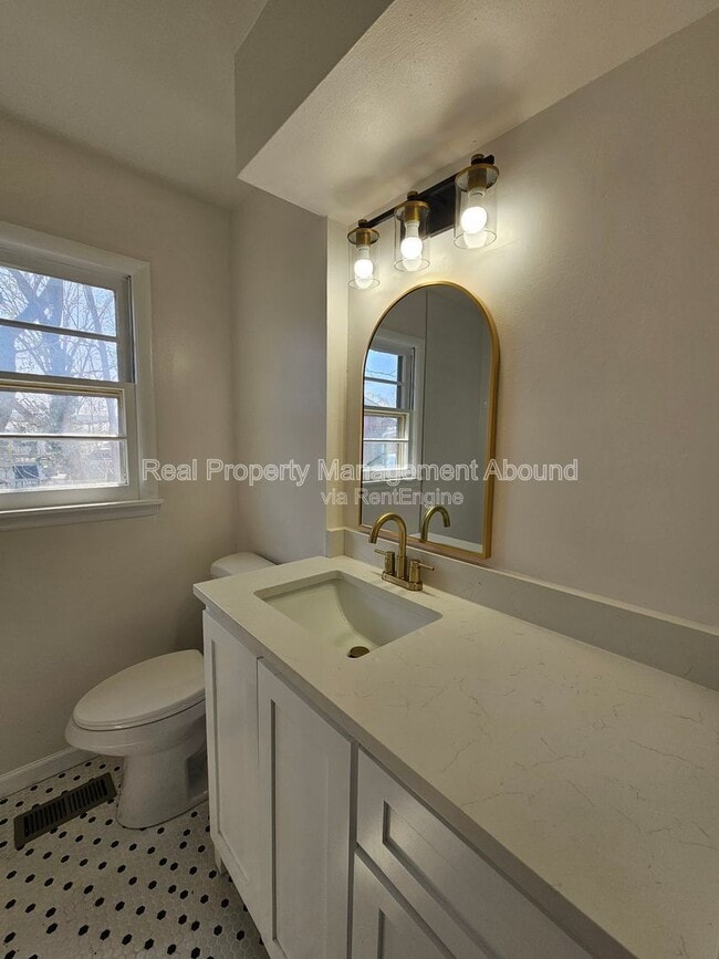 Building Photo - 1030 N Hickory Ave