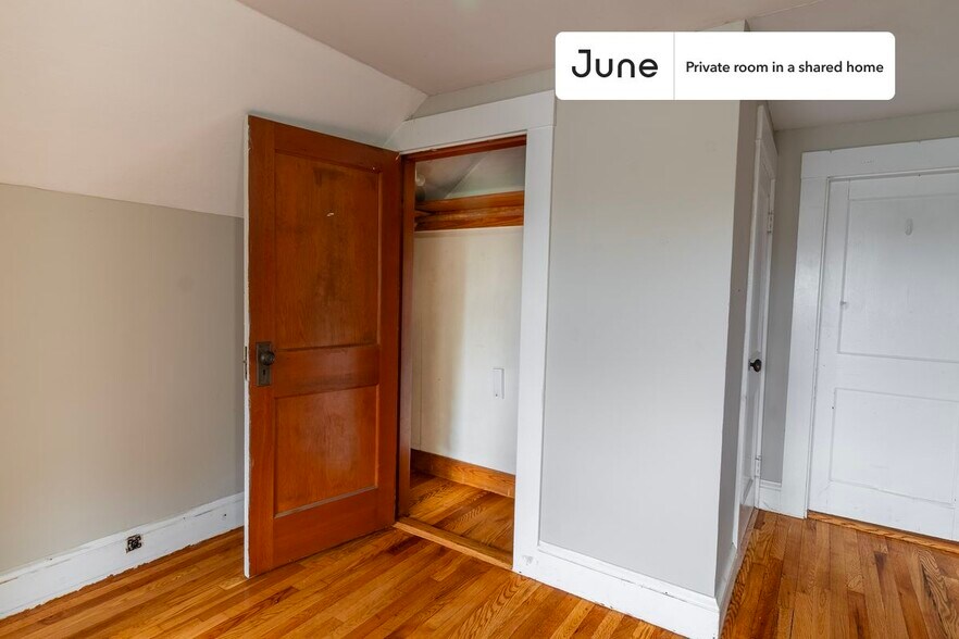 Building Photo - Room in Shared 4 bed/1 bath home