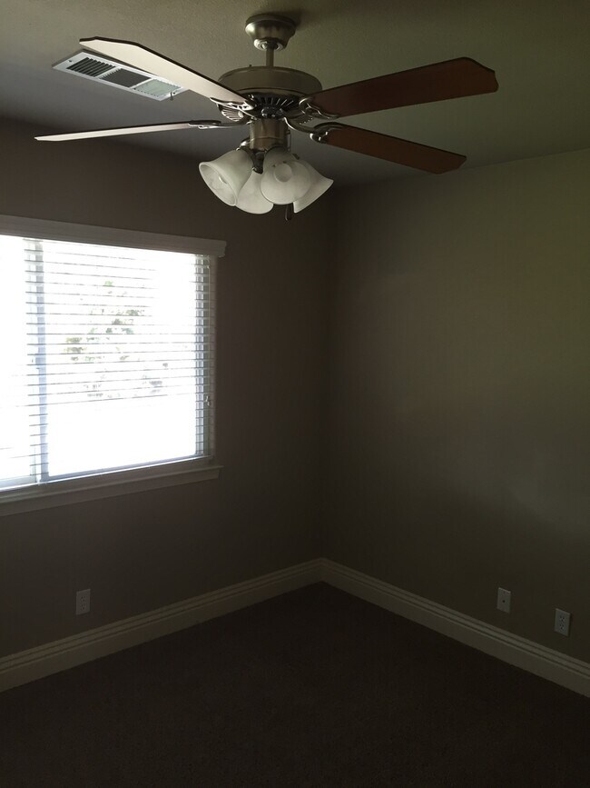 Building Photo - 3 Bedroom 2 Bath Home