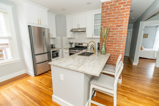 Sparkling clean kitchen with brand new appliances - 60 Starr St