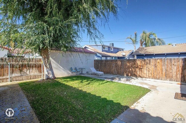 Building Photo - Cutest FURNISHED Bungalow!