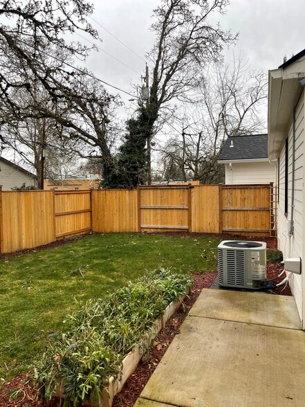 Building Photo - 255 Southview Pl S