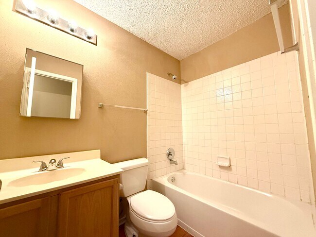 Building Photo - AVAILABLE NOW! 3 Bedroom 2 Bath Home Ready...