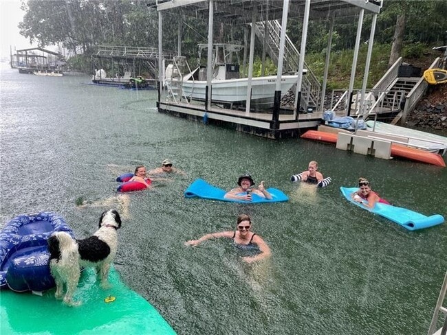 Building Photo - 4060 Merritt Dr