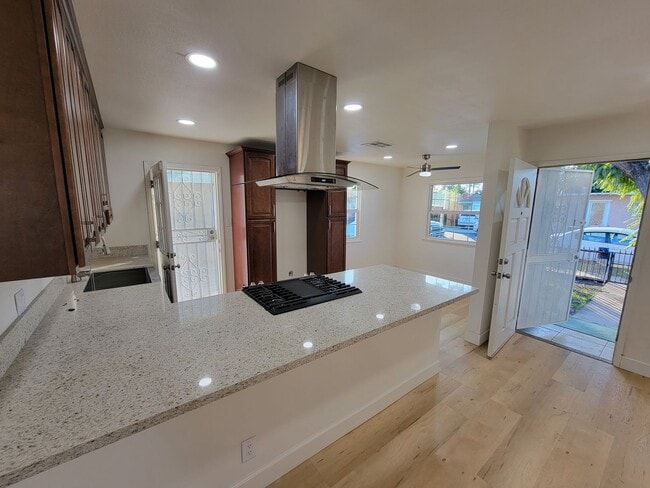 Building Photo - Renovated 3 Bed, 2 Bath 1122 Sqft front un...