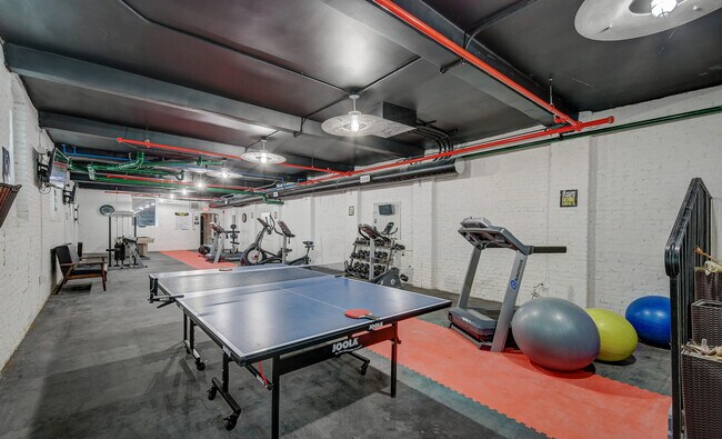 Building Photo - 231 E North Ave