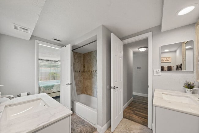 Building Photo - 7240 Westwind Dr