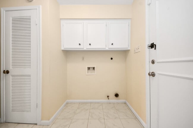 Building Photo - 11411 Briar Forest Dr