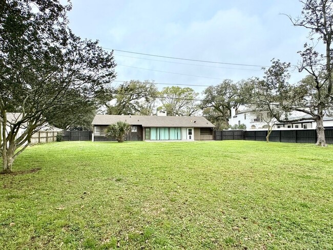 Building Photo - Vintage 2BR/2BA on Stanford Ave with Huge Fenced Yard & Lawn Care Included