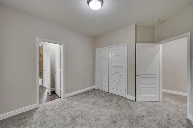 Building Photo - Spacious Townhome Near Several Parks