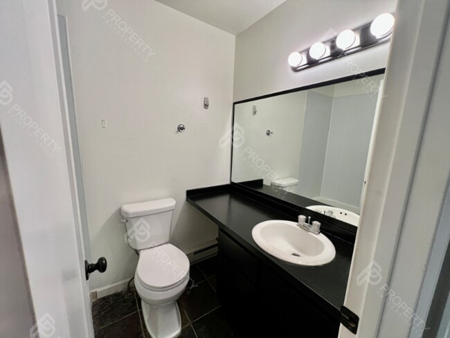 Building Photo - Em Ave Duplex