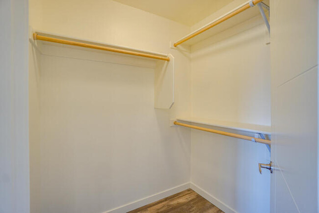 Building Photo - NEWER FOUR BEDROOM NEAR HAZEL DELL